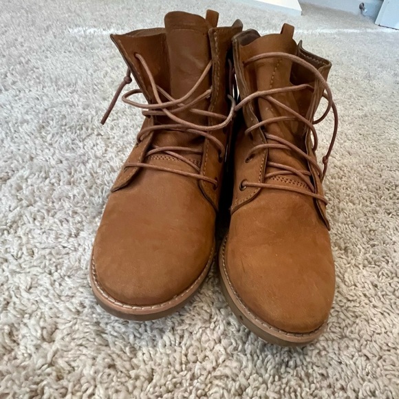 Diba SZ 8M camel suede lace up bootie. Comfortable and in great condition - Picture 5 of 7